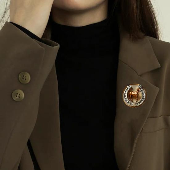 Brooch Pin Retro Golden Horseshoe Design Scratch Resistant Brooch Round Shape Lapel Badge Clothes Accessories