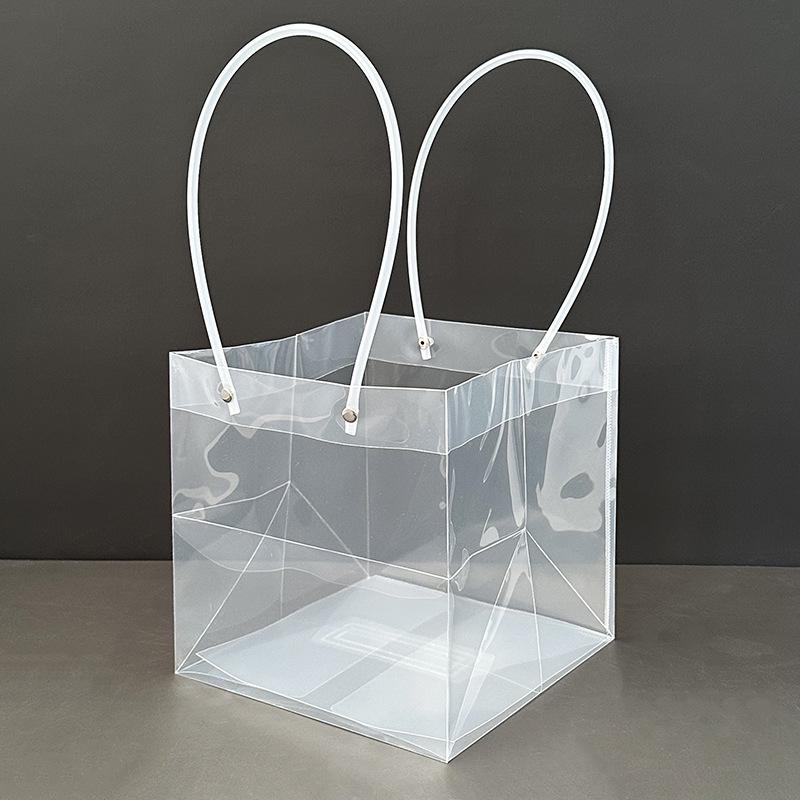 Handgefertigter blauer Geschenkkorb aus gewebtem Rattan mit Deckel