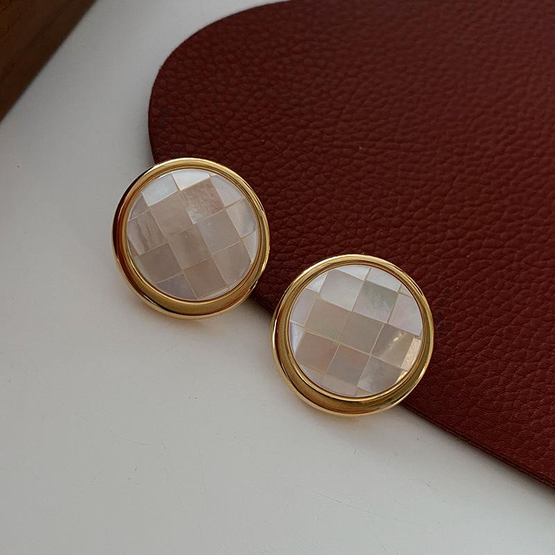 

Натуральный жемчужный диск с ракушкой, легкий роскошный темперамент, простая французская атмосфера, высококачественный гвоздик золотой