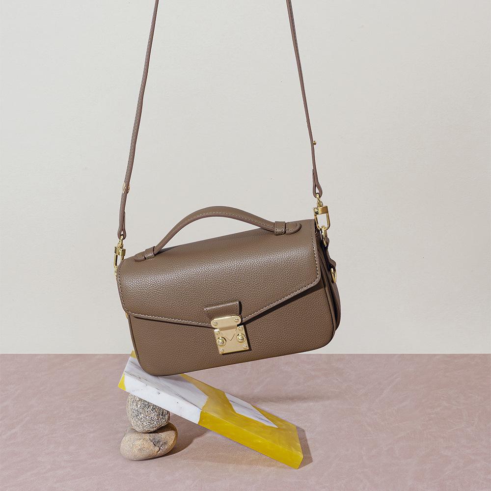 New Autumn/Winter Fashion Leather Shoulder Bag - Luxury Retro Handbag, Versatile Messenger & Commuter Bag.