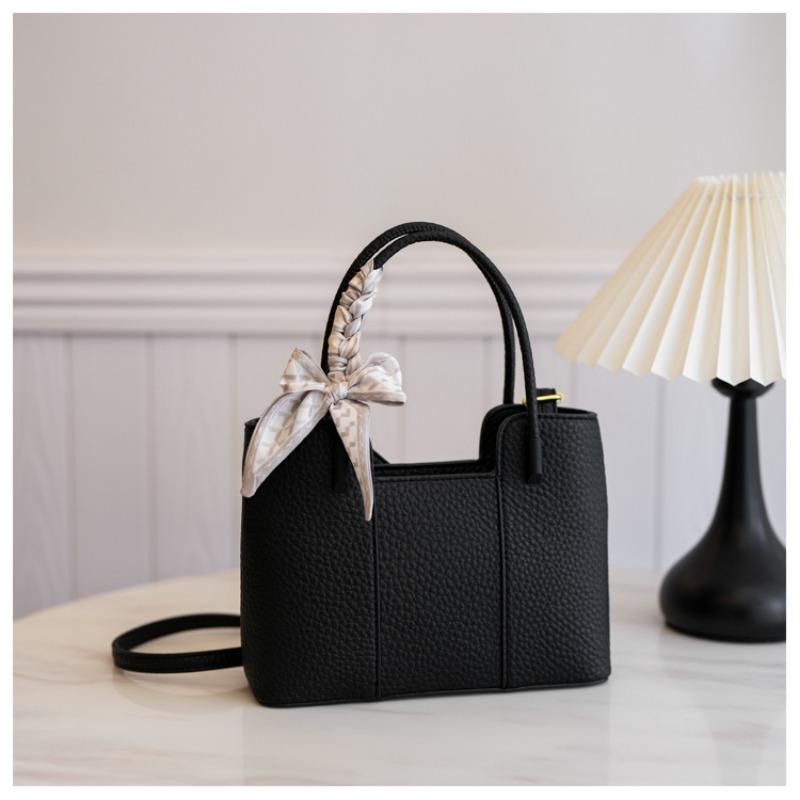 Today's popular bags are women's summer versatile new casual messenger bags and women's portable bucket bags.