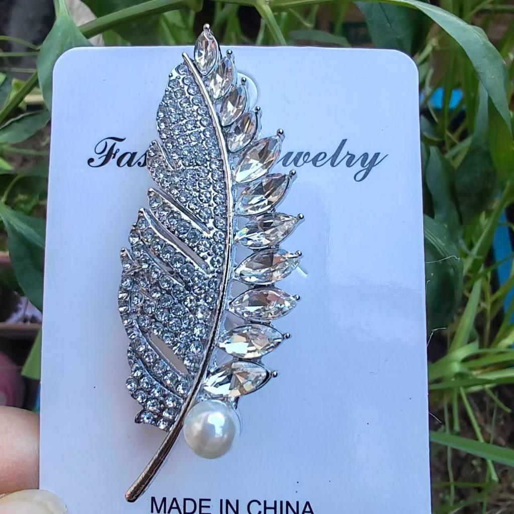 High-End Korean Alloy Scarf Buckle with Diamond, Pearl, and Brooch Pin Accessories