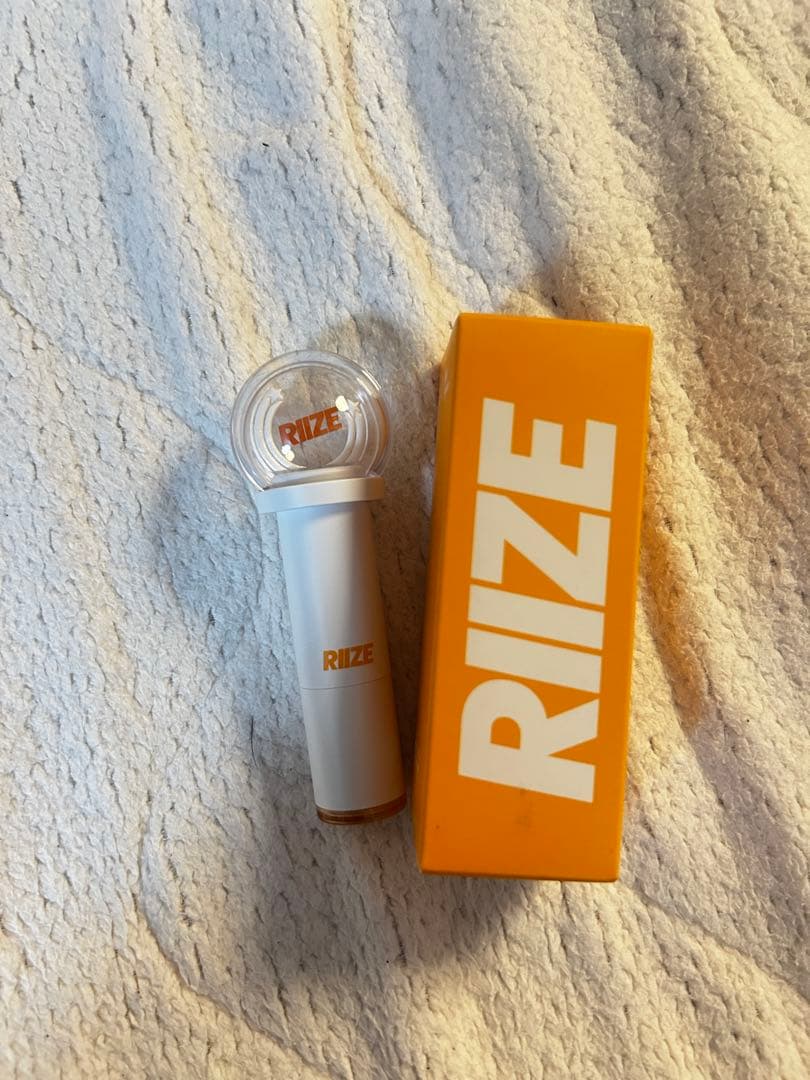 [Б/У] Бальзам для губ в форме лайтстика RIIZE