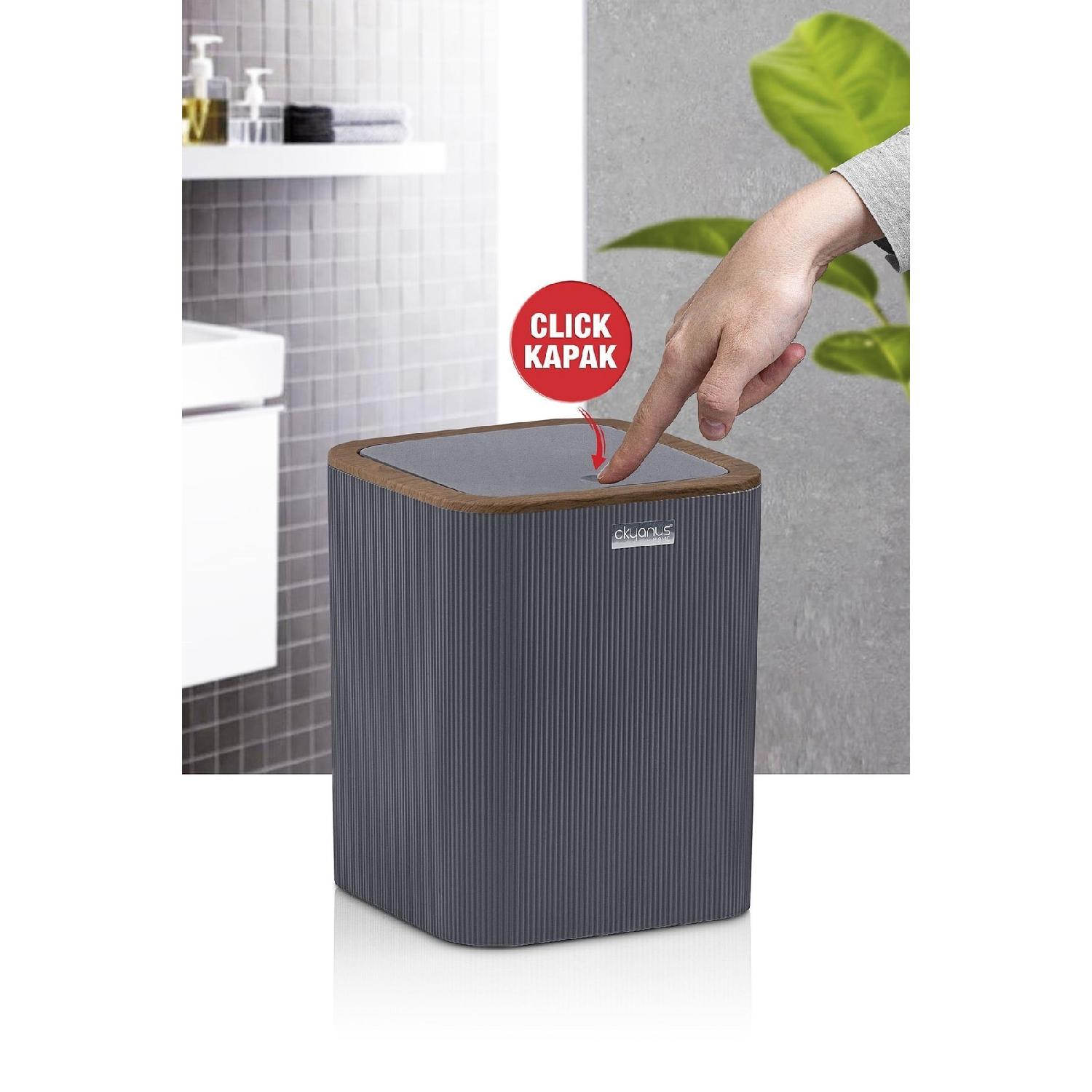 

Антрацитовый деревянный мусорный бак с узорчатой крышкой и полосатой крышкой