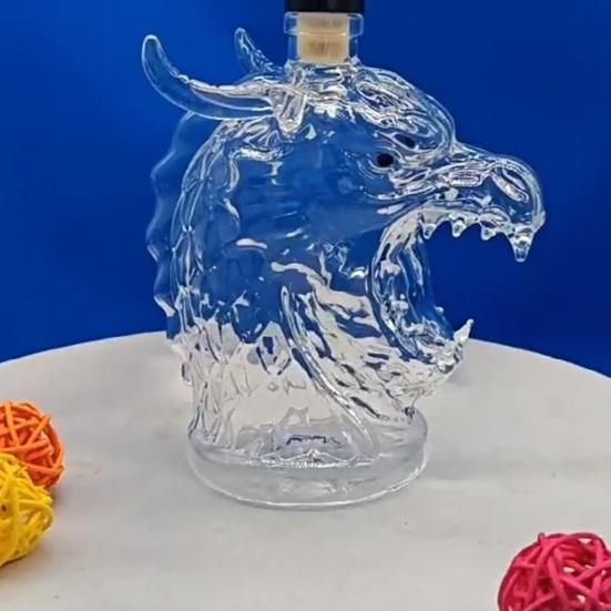 Karafa na whisky s dračí hlavou se silikonovou zátkou 320 ml Skleněný dávkovač na likér pro Bourbon Tequilu Novinka Umění Barové sklo Jedinečná domácí dekorace
