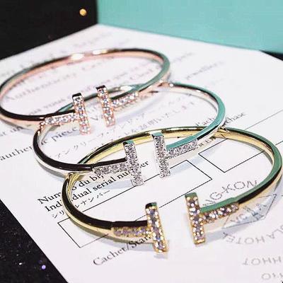 Bracciale elettrolitico a doppia T da donna con bracciale flessibile con diamanti CZ Bracciale delicato in oro