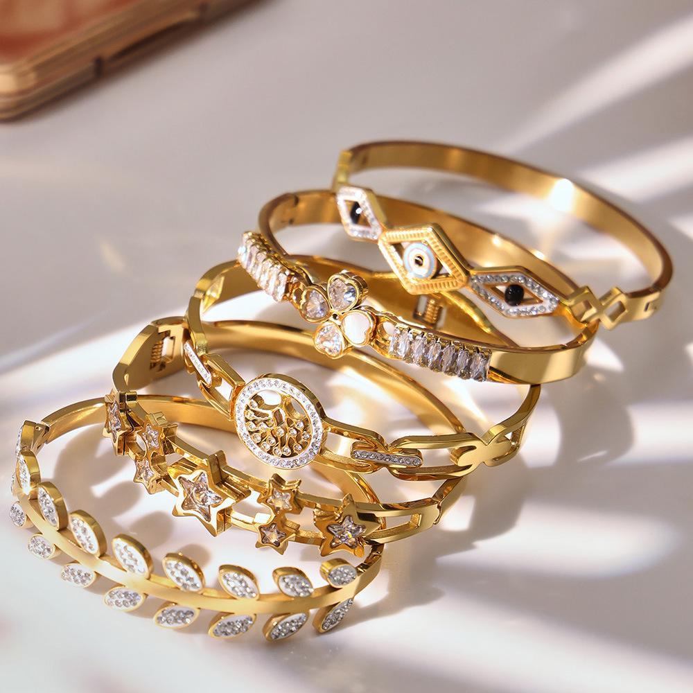 18K Gold-Plated Bracelet Set: Stainless Steel Heart, Flower & Zircon Details with Full Diamond Texture.