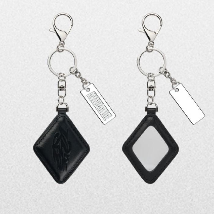 AND2BLE - [Последовательность 01: Любопытство] POP-UP STORE MD ЗЕРКАЛЬНЫЙ КЛЮЧНИЦА