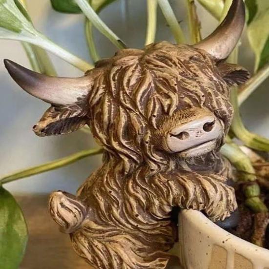 Mini Highland Cow Pot Hugger for Planter Miniature Animal Flower Pot Climber Resin Calf Sculpture for Outdoor Garden Patio Fence Lawn Yard Decor