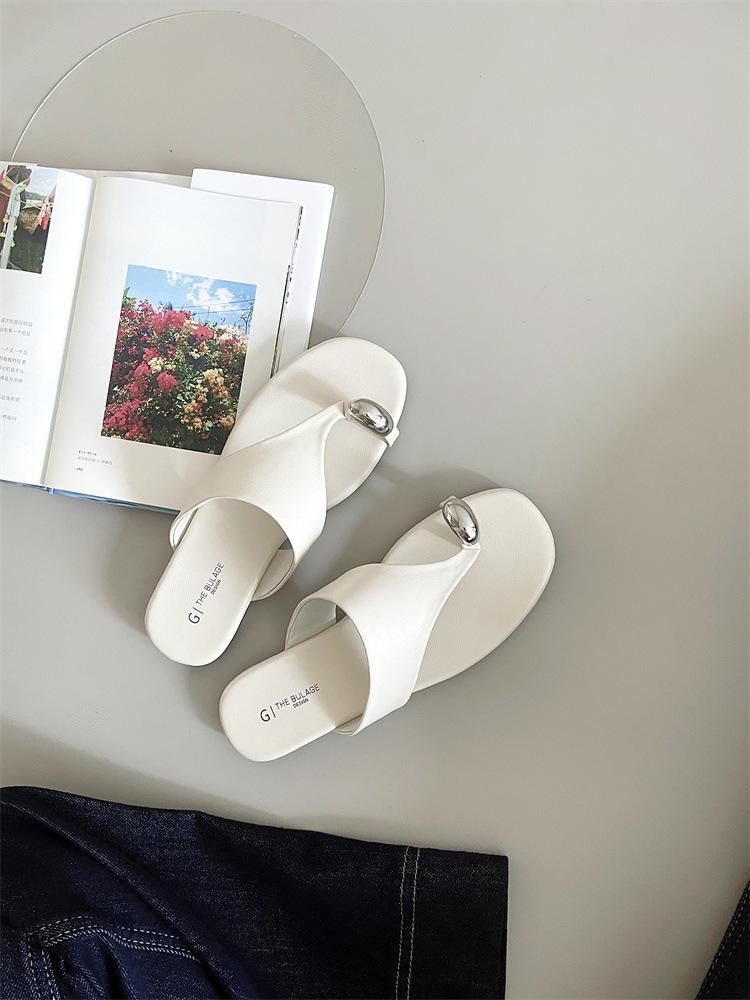 Flat bottom metal set toe slippers women's summer wear 2025 new holiday cool slippers Roman style flip-flops women