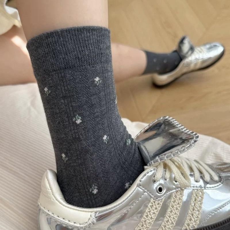 Damen Herbst und Winter Retro Baumwolle Sanfte Kleine Gebrochene Blumen in den Röhrenstapelsocken
