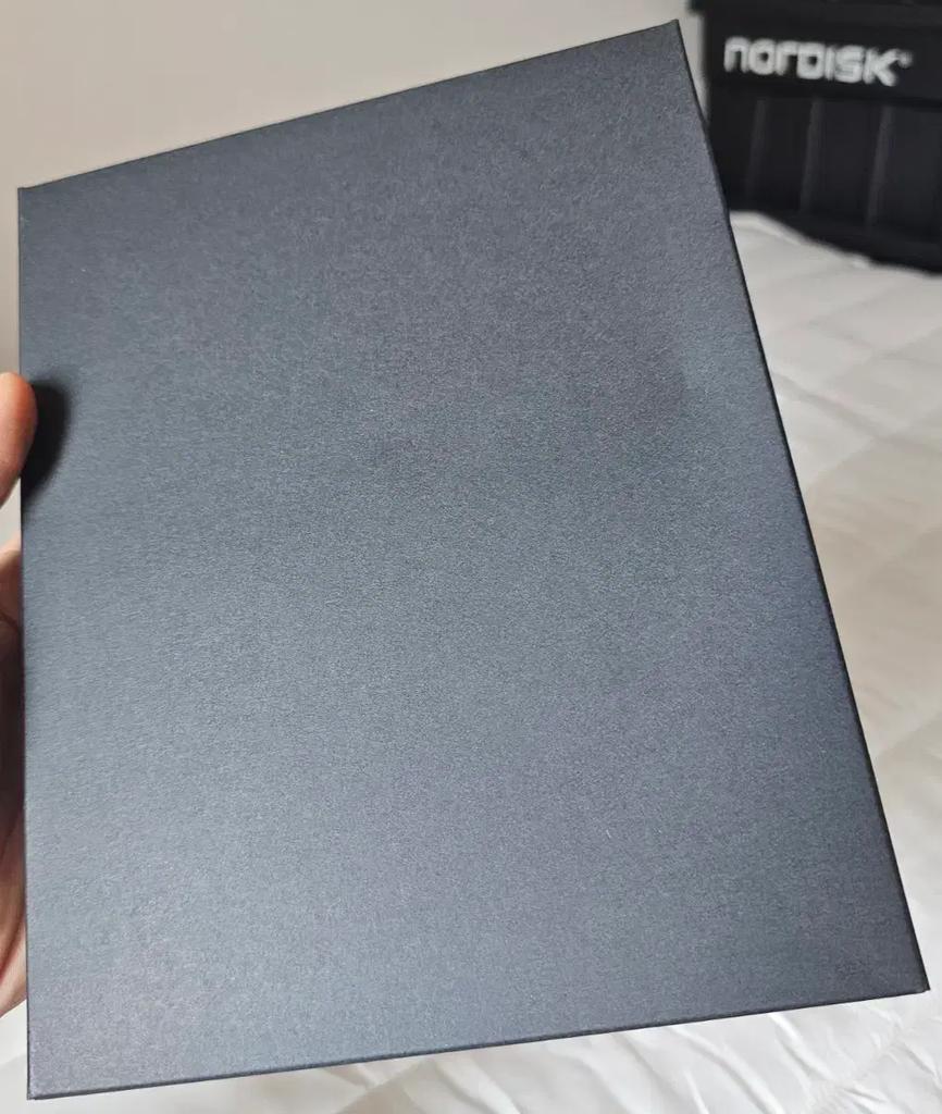 LE SSERAFIM First Moment in Your Hands