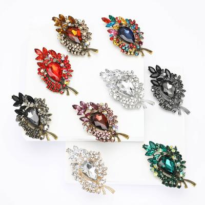 Spilla creativa in lega di strass, di medie dimensioni, in vetro, squisita e versatile, per abbigliamento da donna.
