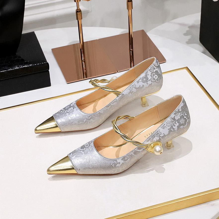 

Женские туфли на тонком каблуке с металлическим каблуком, средний каблук, сращивание цветов, заостренная головка, светлый рот, слово с жемчугом, одиночные туфли для женщин 40