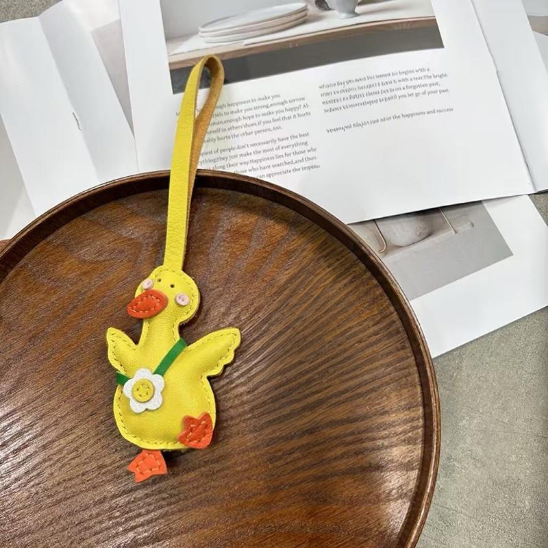 

Милый мультяшный брелок для сумки в виде утки, Высококачественный милый кожаный брелок, Брелок для сумки, Брелок для ключей, Аксессуары для украшения рюкзака, Подарки