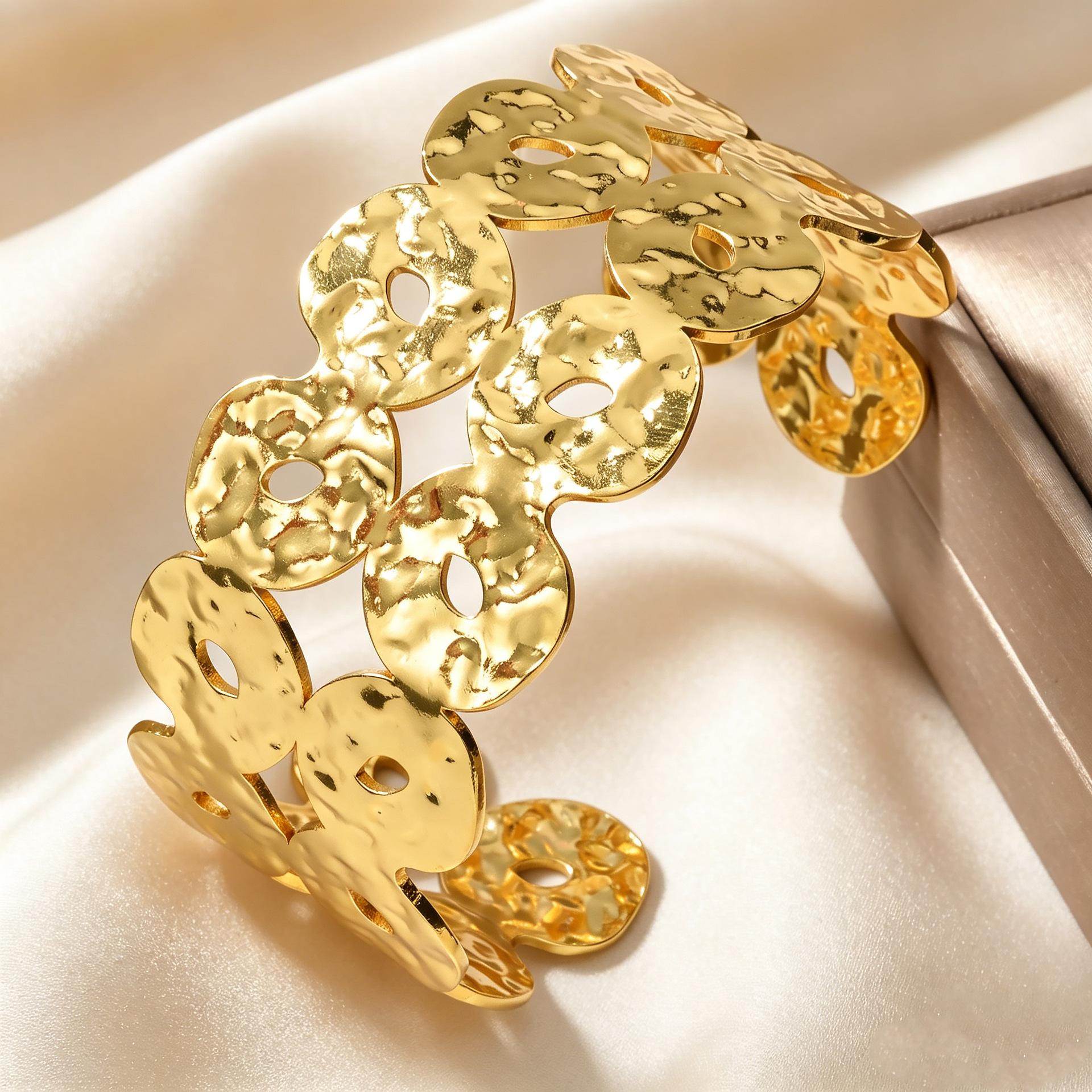 Vintage Light Luxury Retro Heavy Industry Jewelry Hammer Pattern Disc Copper Coin Continuous Splicing C-shaped Wide-sided Bracelet 2026 Resizable золотой