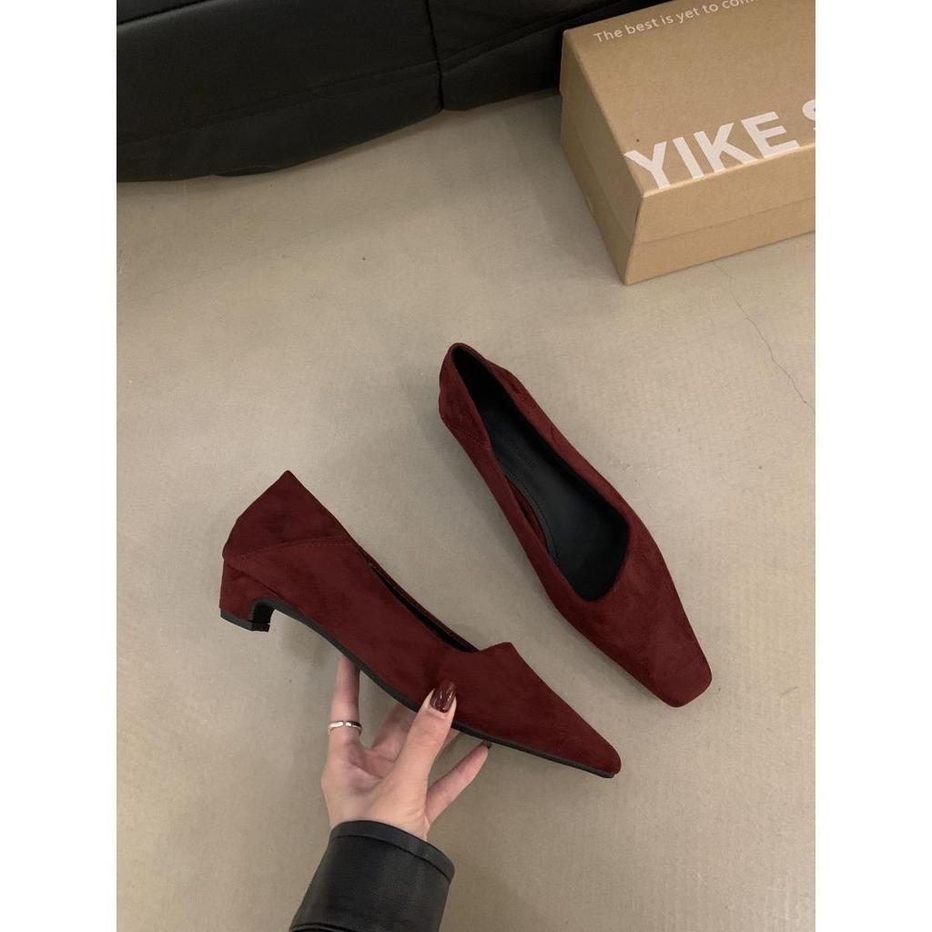 Scarpe da donna professionali per pendolari francesi rosse con tacco medio, scarpe singole, nuove per l'autunno 2025, scamosciate, con punta quadrata piccola, tacco spesso, tacco basso