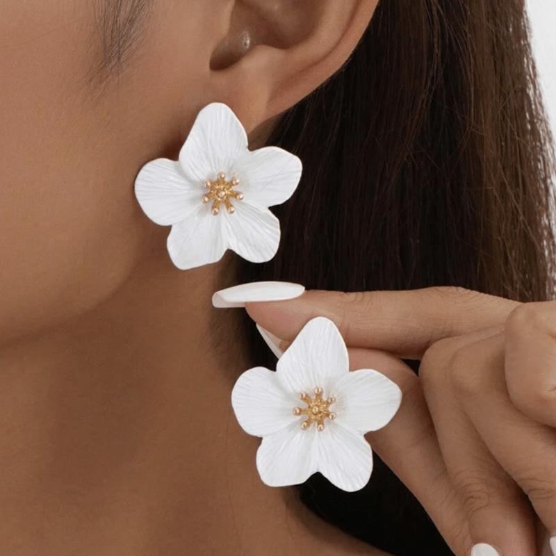 

White Floral Retro Stud Earrings for Women - Elegant, Versatile, High-End Fashion Accessory белый