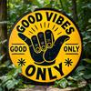 Nur gute Vibes Shaka Hand Retro Metallblech Malerei Rustikal Abgenutzt Gelb Rund Wandkunst Dekor Positive Energie Hausbar Mann