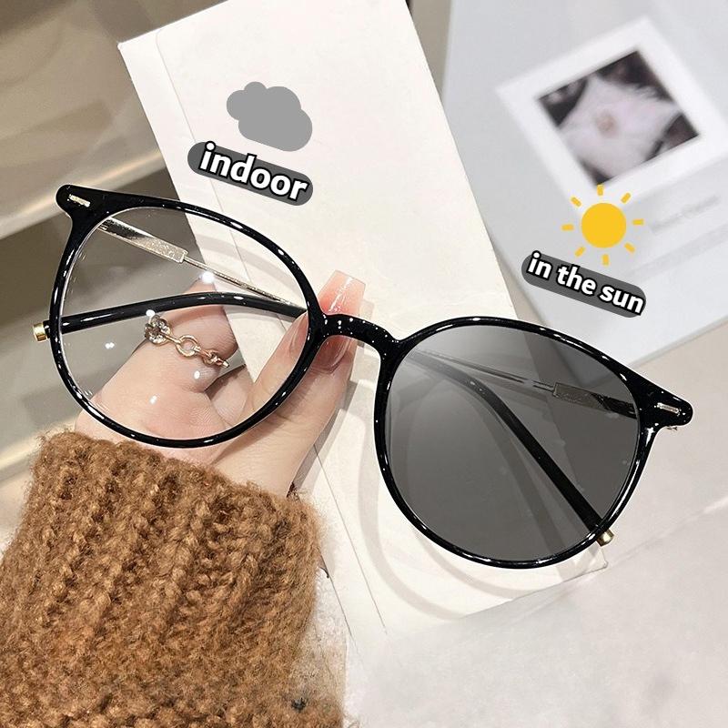 New Round Frame Fashion HD Anti Blue Light Photochromic Near Sight Eyeglasses New Light Sensing Color Changing Myopia Glasses for Women Men -4.0