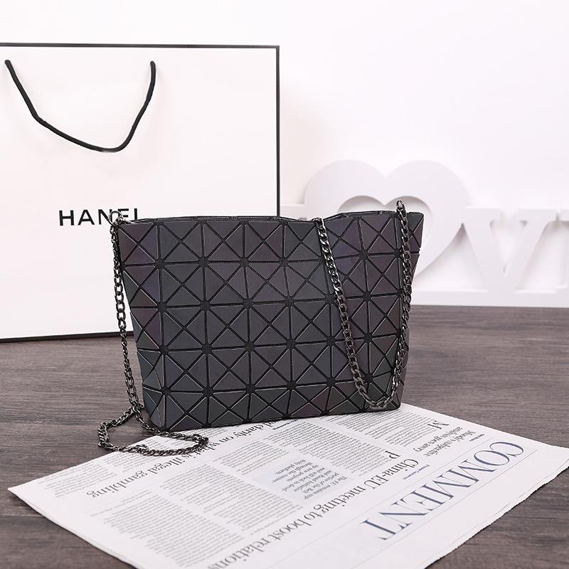 

Summer Fashion Single Shoulder Geometric Diamond Women S Bag Folding Messenger Chain Bag Women S Laser Small Simple Light Luxury