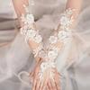 Elegante weiße Hochzeits-Handschuhe mit Blumen-Akzent Europäischer Stil Braut-Handschuhe Hohlfinger für vollständige Fingerabdeckung