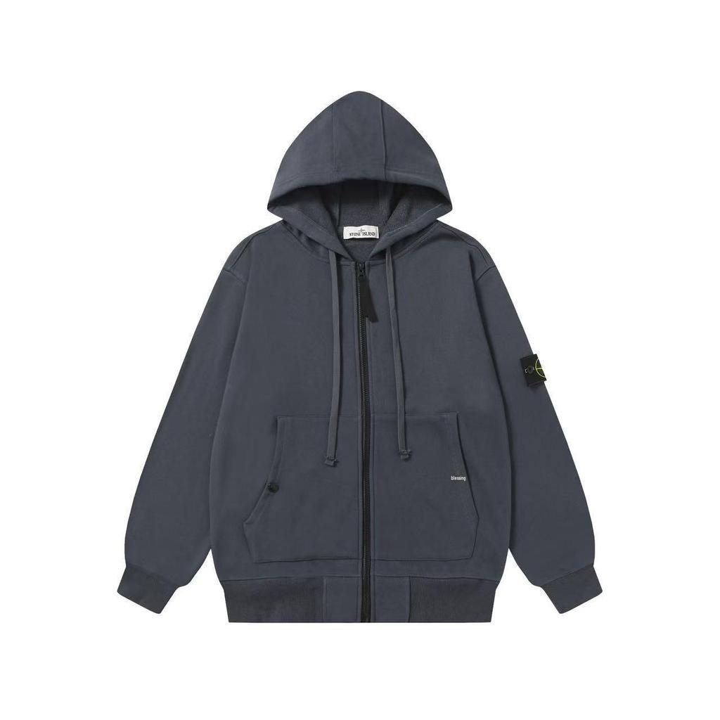 Crossstone Island 24SS Steinfarbener Kapuzen-Reißverschluss-Sweatshirt mit Ärmelpatch und Nachbestellknöpfen Jacke