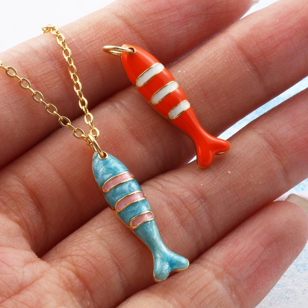 1 sztuka mosiężne zawieszki oceaniczne pozłacane 18K emaliowane ryba zwierzę paski zawieszka do DIY naszyjnik tworzenie biżuterii 27mm x 6.5mm