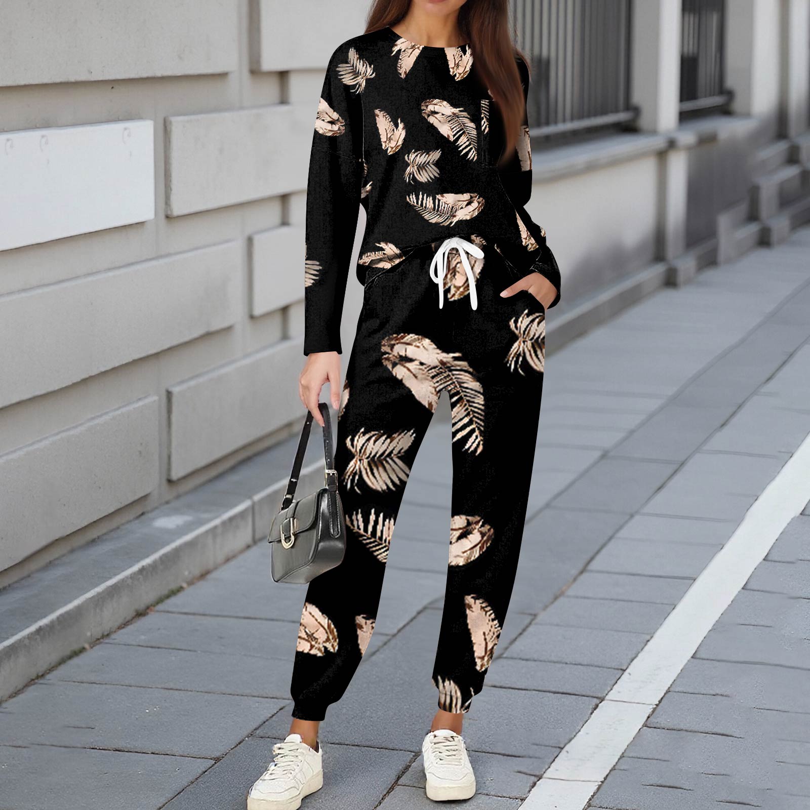 

Комплекты для женщин из 2 предметов: футболки с круглым вырезом и длинным рукавом, принтованные спортивные брюки с карманами L чёрный