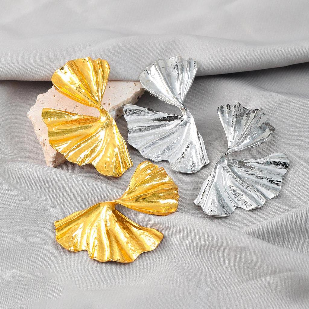 Neue Sommer-Legierungs-Blumenohrringe: Europäischer & Amerikanischer Stil - Modisches, Überzogenes Metalldesign für Frauen.