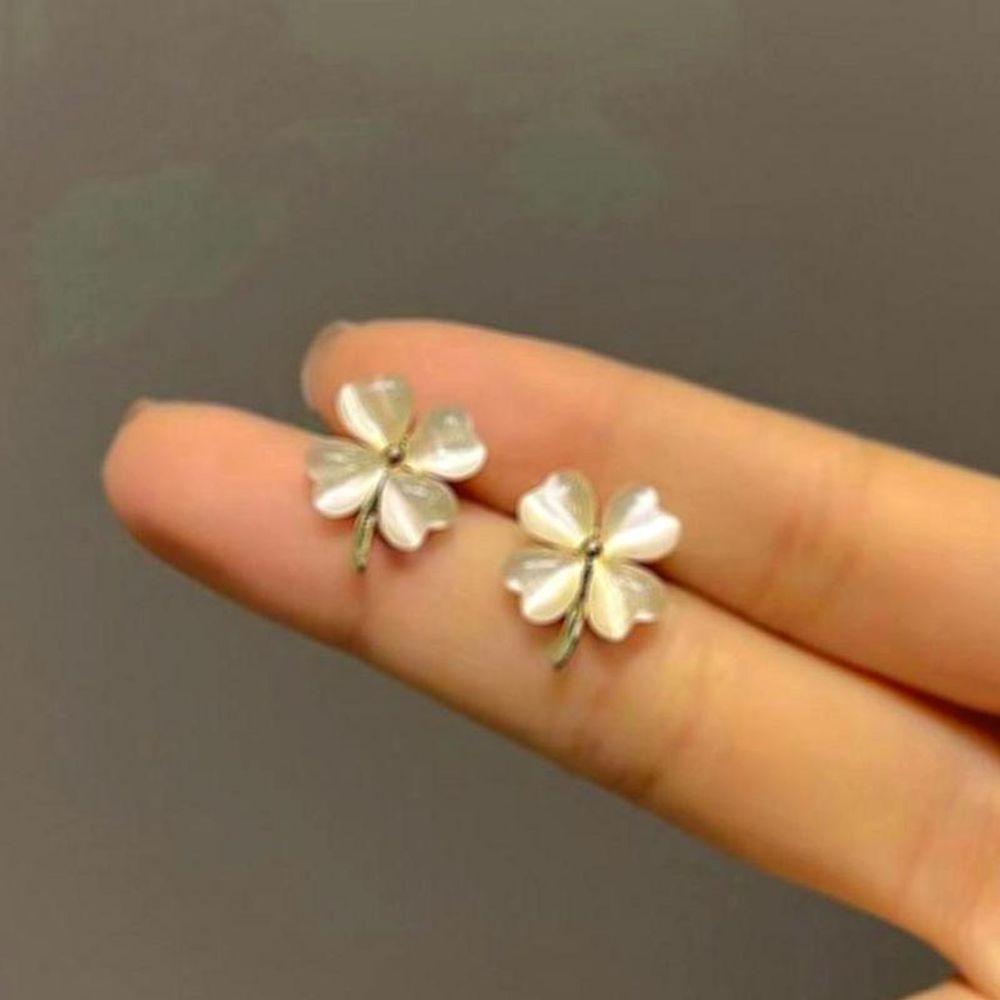 Unique drop earrings, a daily look styling accessory