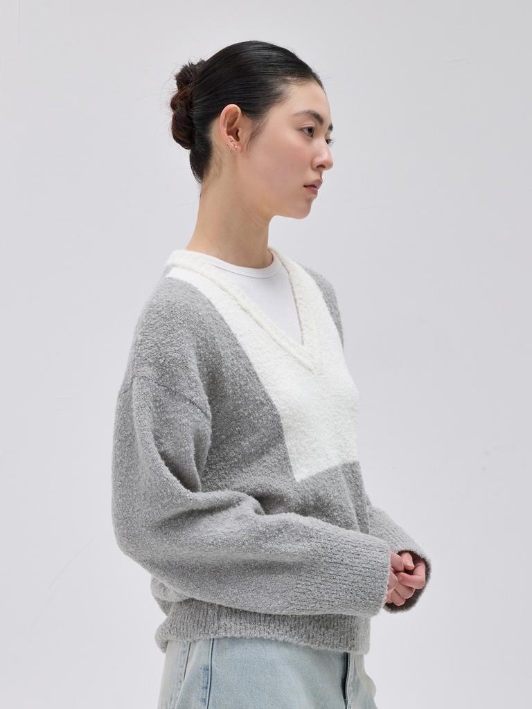 Kelidu White Block V-Neck Boucle Knit_ Gray