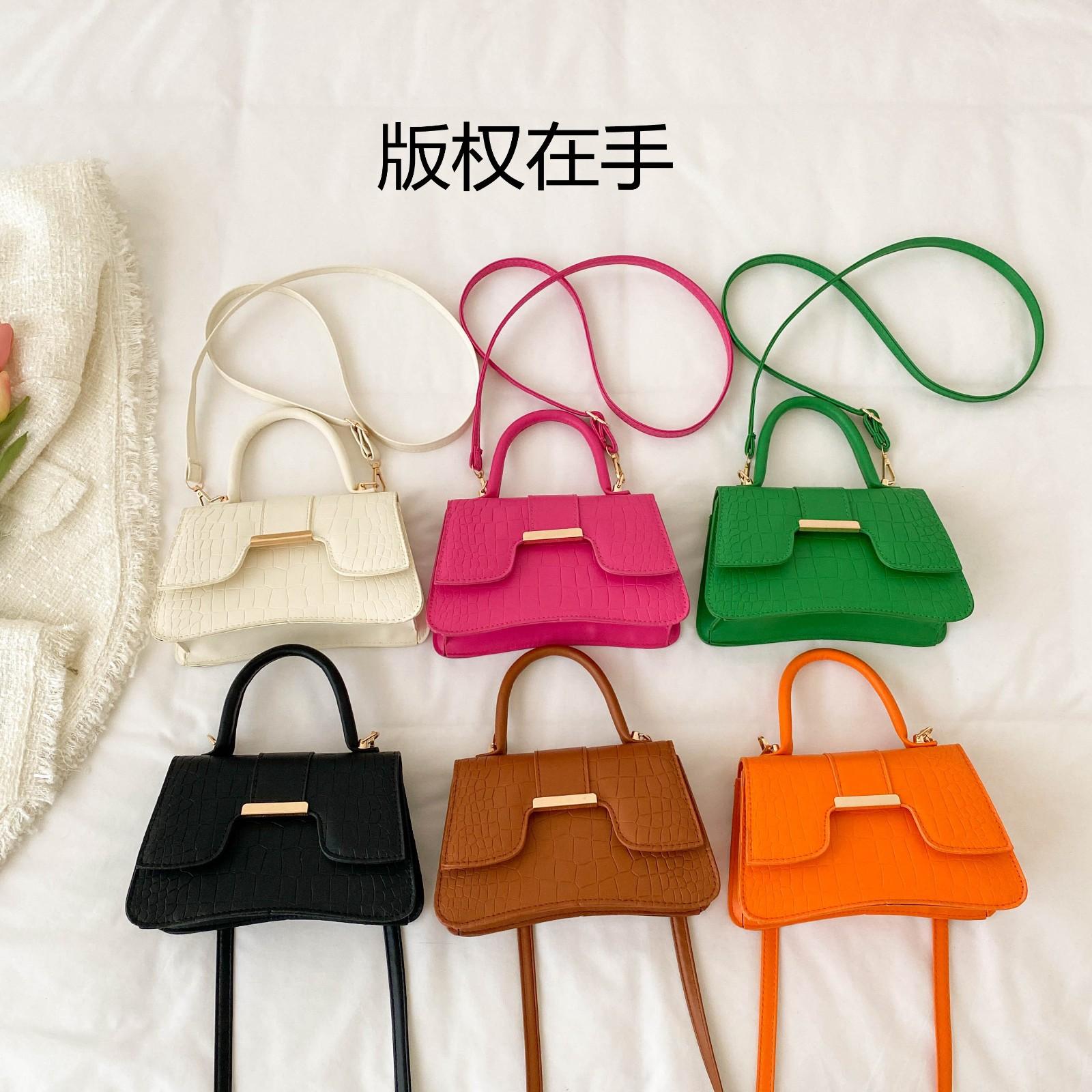 

Текстурированная портативная маленькая сумка, зимняя новая популярная однотонная сумка-мессенджер, повседневная женская сумка на одно плечо под мышкой в иностранном стиле белый