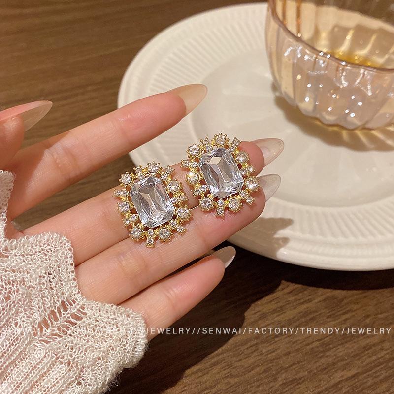 2025 Flash Diamond Geometric Stud Earrings Women s Medieval Earrings Temperament Ears