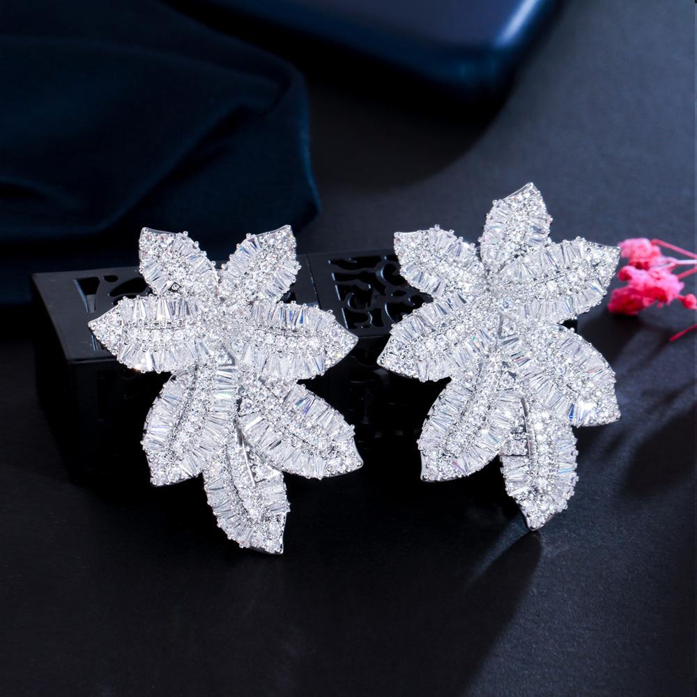 

Персонализированные серьги высокого класса для тяжелой промышленности, серьги с микроцирконами в виде листьев игольчатого дерева, легкая роскошь белого золота