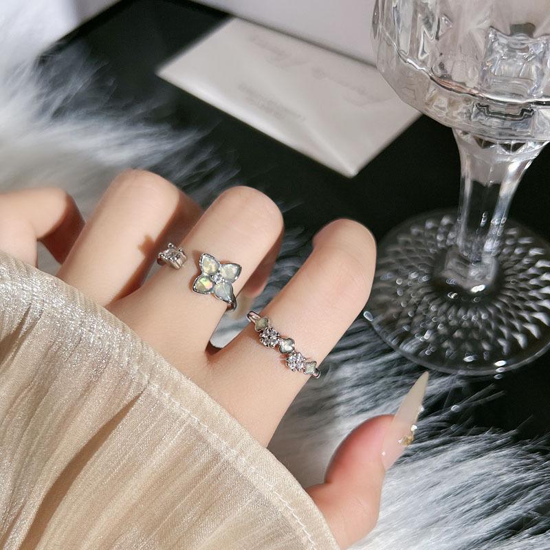 Noble Four-Leaf Clover Mother-of-Pearl Ring: High-End Temperament Cool Style for Women
