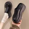 Super angesagte Internet-Berühmtheit schwarze rutschfeste erhöhende dicksohlige Hausschuhe Damen Herbstkleidung 2025 neue hochhackige Halbschlappen mit Zehenkappe
