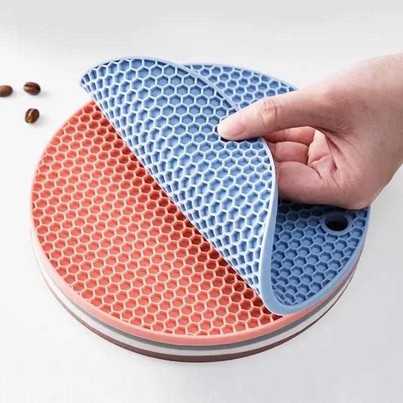 Covorașe elegante și practice în formă de fagure, suport de masă din silicon rezistent la căldură, protejează blaturile tale cu acest suport de masă elegant.