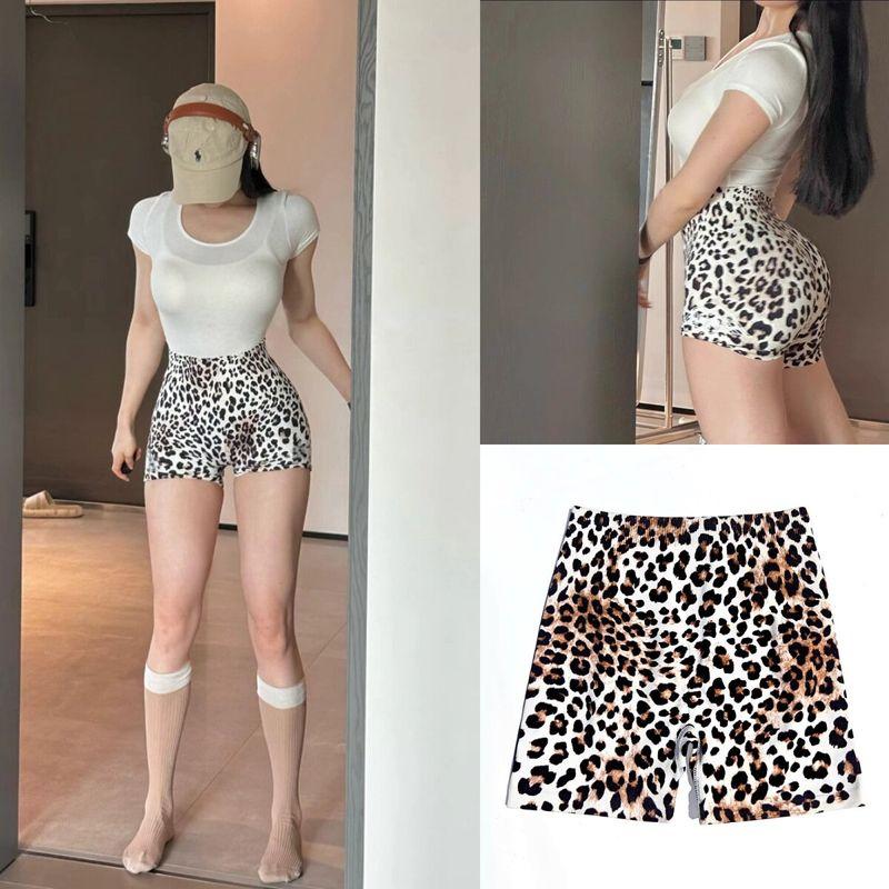

Control Quick-Dry European and American Style Leopard Print Fitness Shorts for Women, Suitable for Sports, Yoga, and Running, Peach-Shaped Shorts Plum leopard S