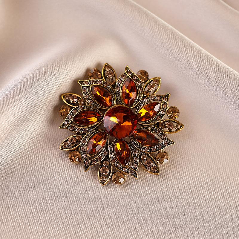 Flower Alloy Brooch with A Sense of High-end, Light Luxury, Rhinestone and High-end Brooch for Women