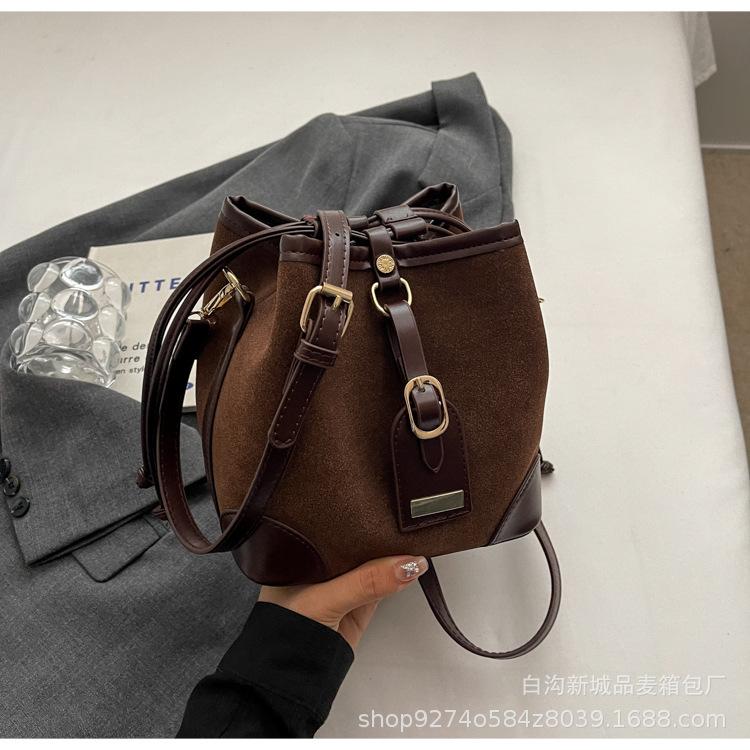 

Maillard contrasting color messenger bag women s 2025 new fashion Korean bucket bag niche retro texture shoulder bag темно-коричневого кольору