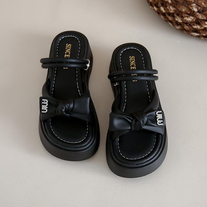 Mädchen 2025 Sandalen flach vielseitig Fee Internet-Berühmtheit bequeme weichsohlige Schuhe Studenten neuer Stil Sandalen Frauen Sommer leicht