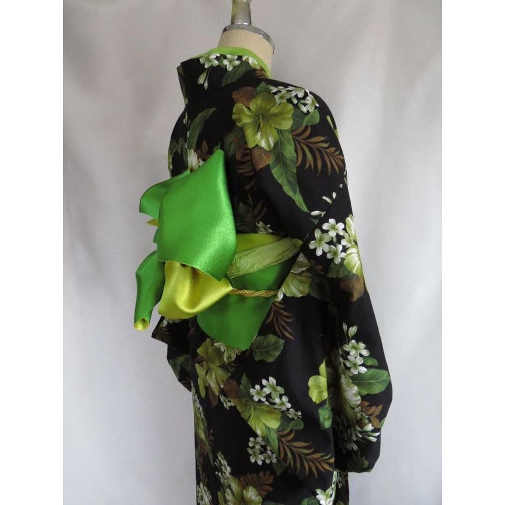 Used Used for photoshoot, now at a reduced price Original yukata with lovely Hawaiian pattern, attractive hibiscus on a black background