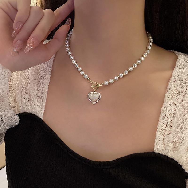 Collier élégant avec pendentif en forme de cœur en perles - Design luxueux et polyvalent