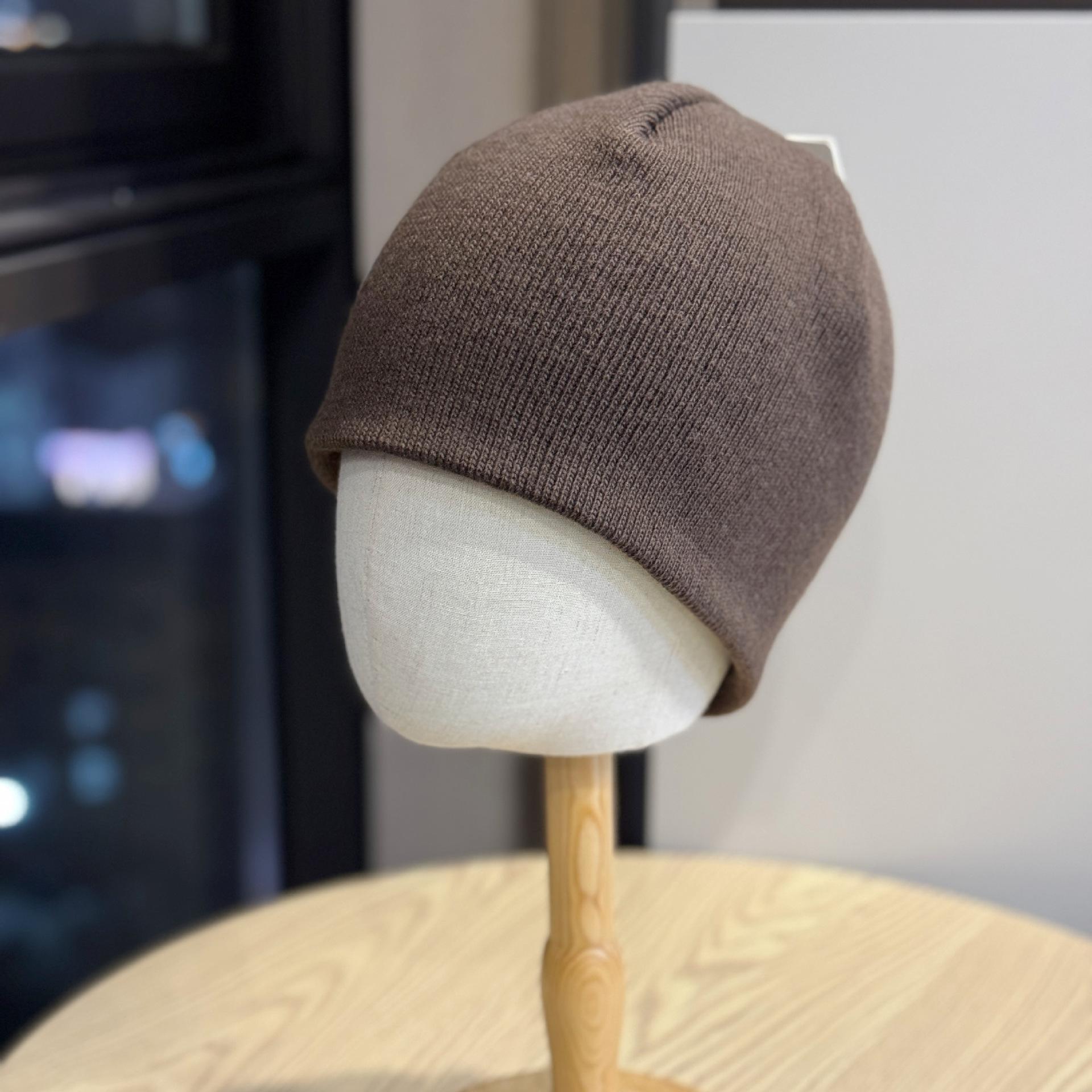 

Новые осенне-зимние вязаные шапки для женщин, корейская версия, универсальные теплые шапки с защитой ушей, шапки, подчеркивающие лицо, маленькие шерстяные шапки, однотонные для мужчин one size