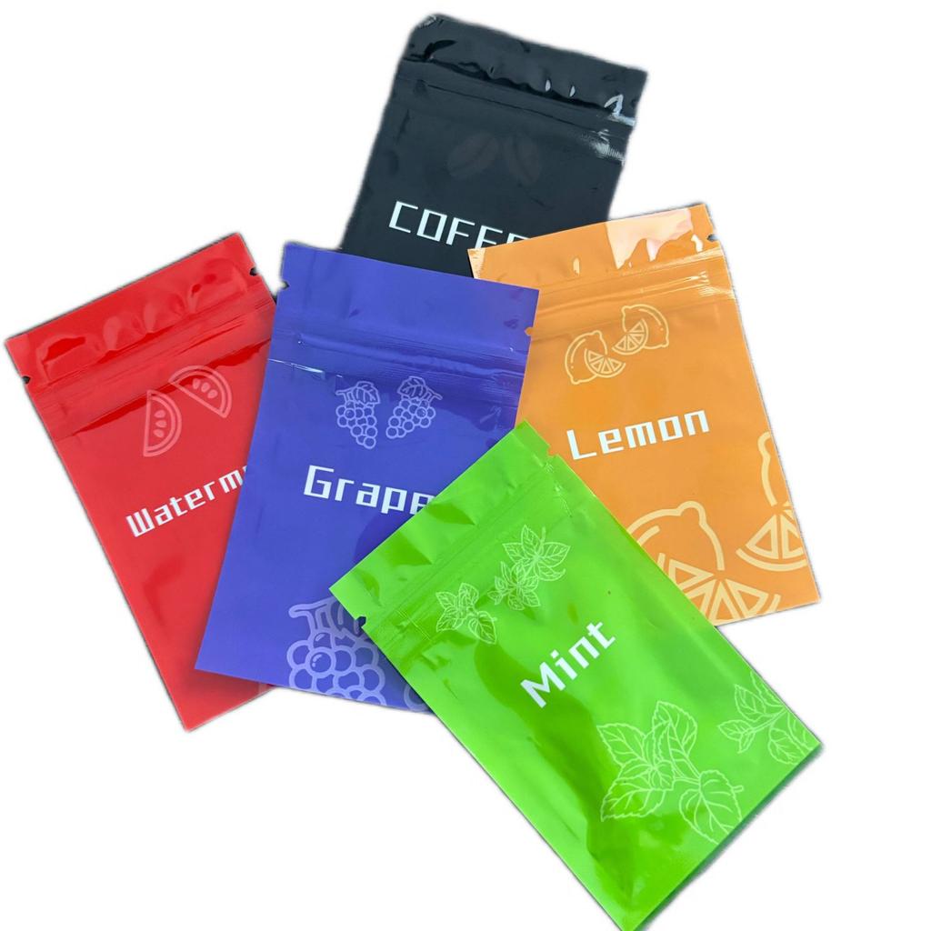 Naszyjnik respirator do medytacji z wzorem, obrotowy i skręcany wisiorek do aromaterapii ze stali tytanowej z 5 opakowaniami zapachowymi