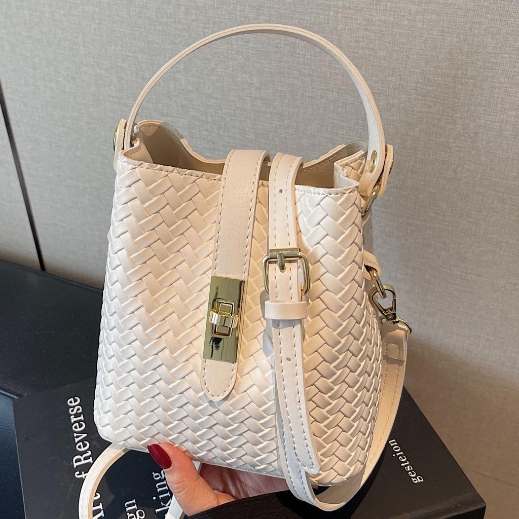Large Capacity Woven Bucket Bag 2025 New Fashion Messenger Bag Retro Versatile Portable Shoulder Bag Tide