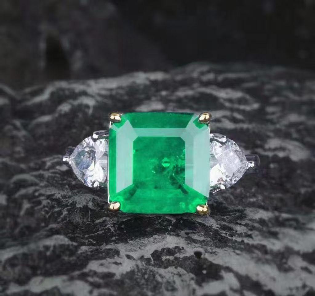 

Electroplated Two-Tone Women s Ring with Imitation Colombian Emerald and Green Diamond Adjustable Size