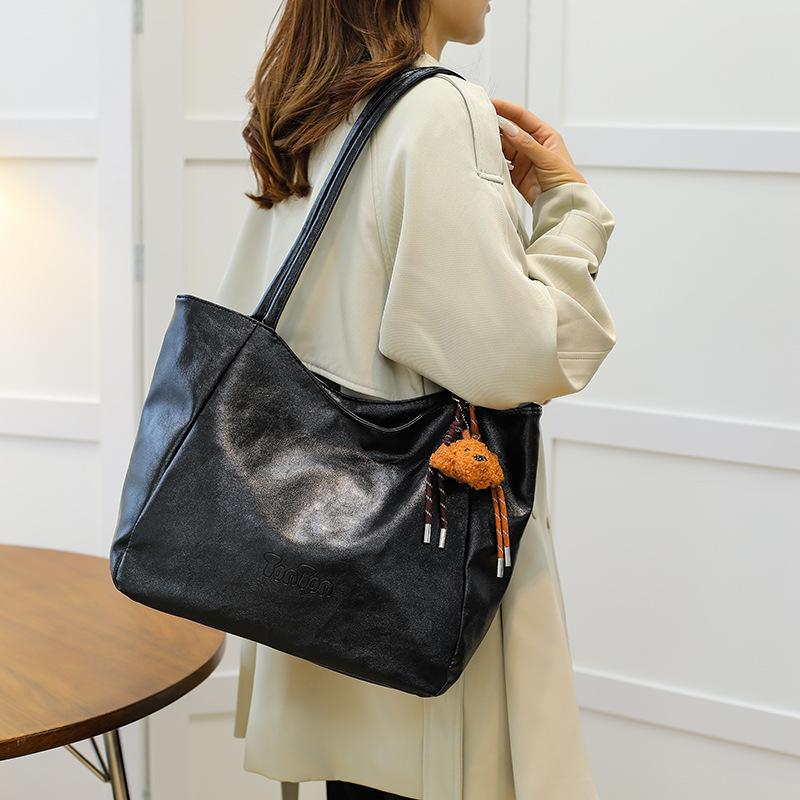Retro style trend tote bag college students class commute armpit bag 2025 new shoulder handheld women's bag