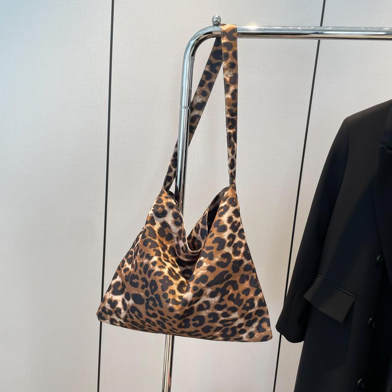 

Корейская версия модного большого рюкзака для женщин 2024 года, новая простая и красивая сумка-мессенджер на одно плечо коричневый